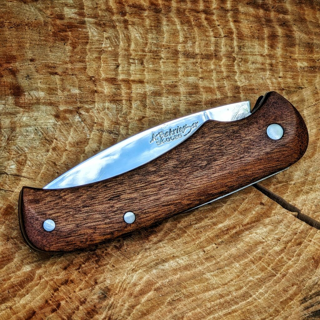 Closed folding knife